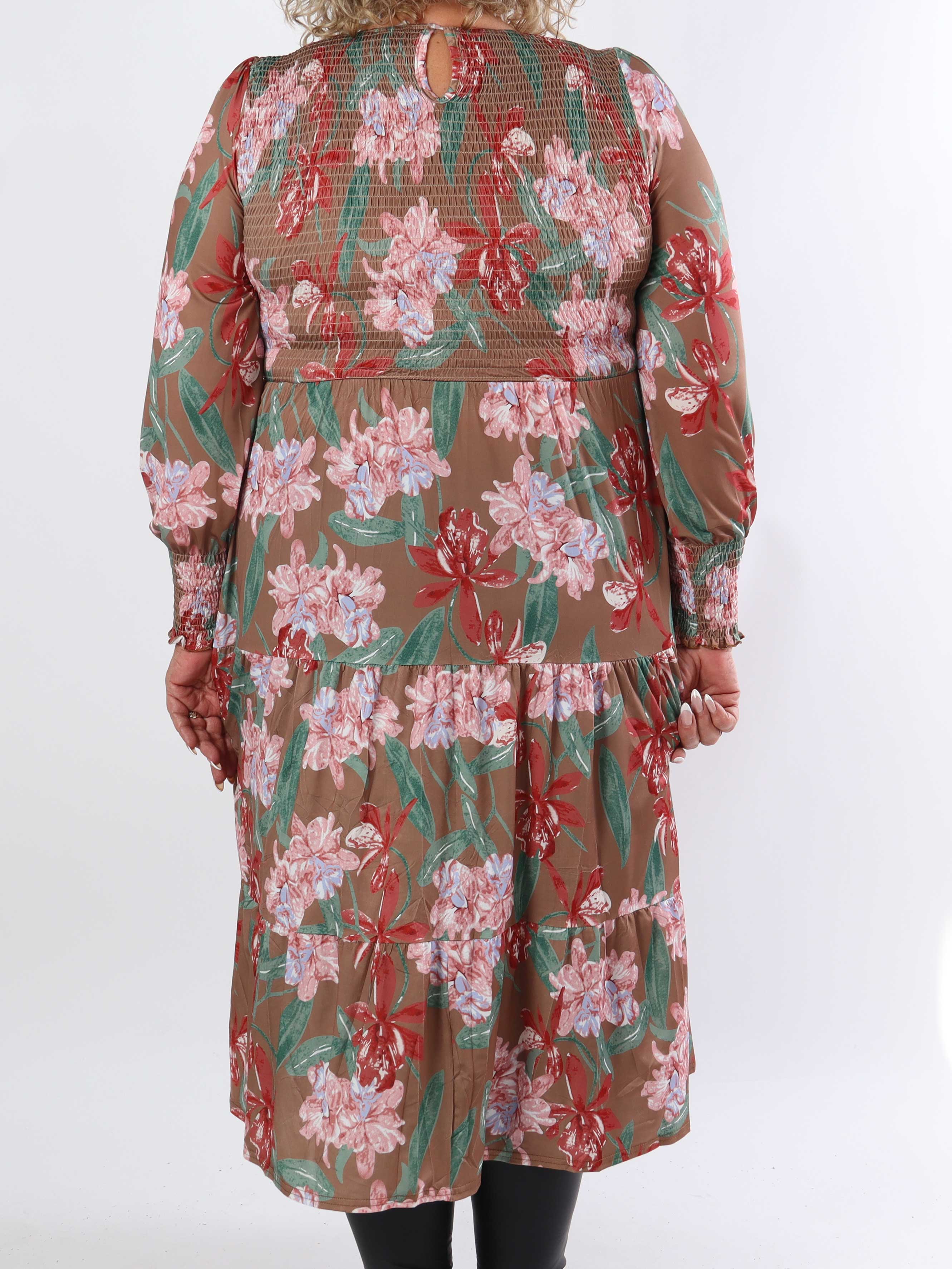 Kelly Flower Dress - Elastisk plus size kjole med smock henover brystet